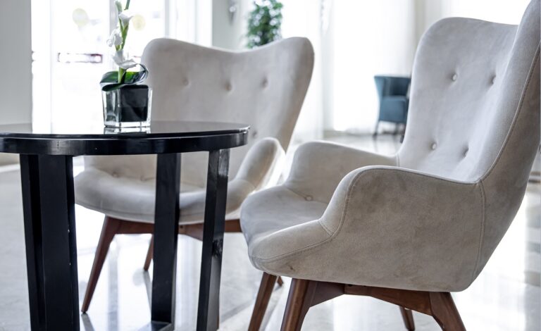 Krzesła tapicerowane – jaki materiał na obicie krzeseł jest najlepszy?
